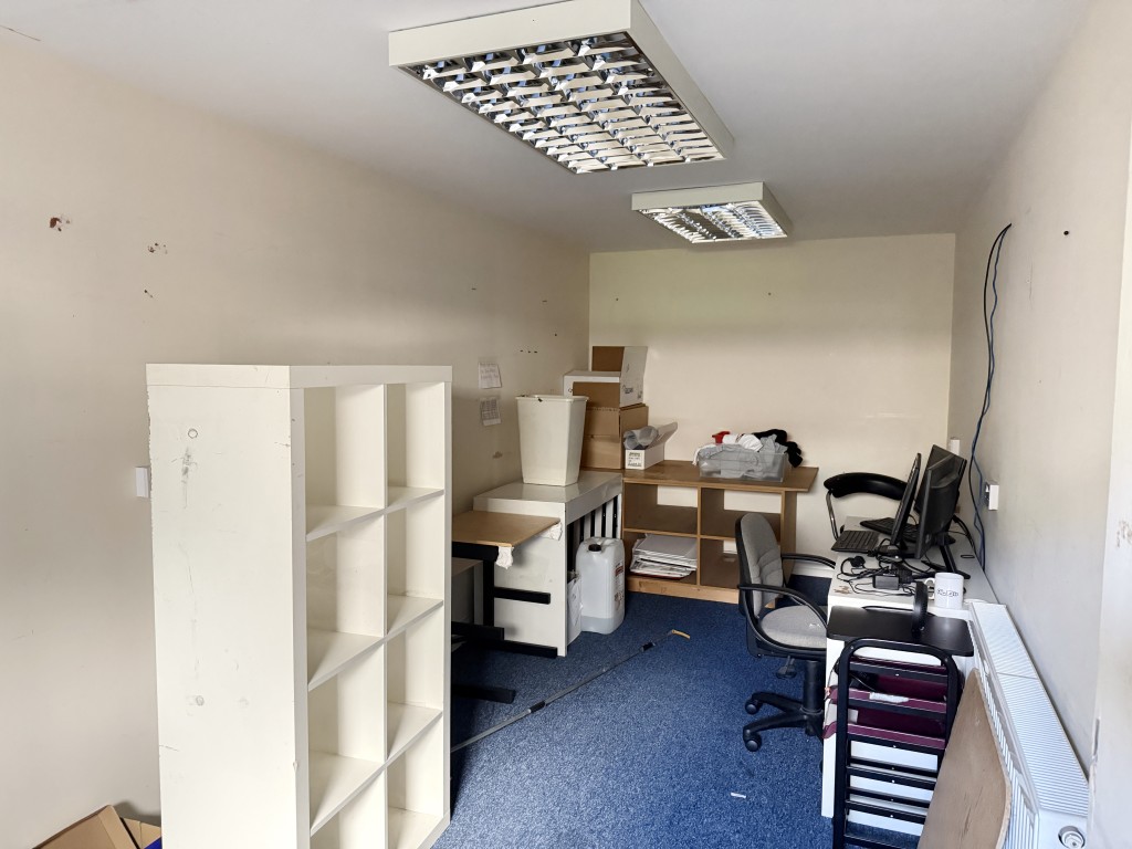 Lot: 21 - VACANT FREEHOLD COMMERCIAL PREMISES WITH POTENTIAL - Rear office and storage area